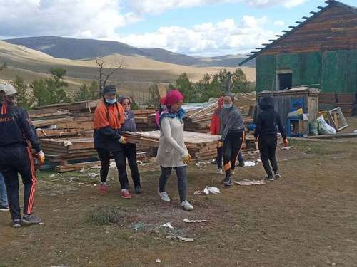 Өвөрхангай аймгийн Уянга сумын багш нар Хөдөлмөр зуслангийн байшин барьжээ