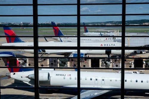 АНУ-ын агаарын тээврийн компани вакцин тариулаагүй ажилтнуудаа торгоно