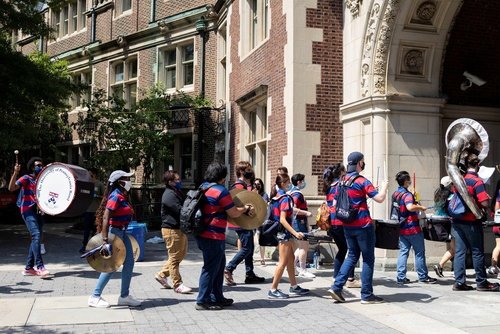 АНУ-ын их сургуулиуд вакцинд хамрагдаагүй оюутнуудыг торгож, хасаж эхэлжээ