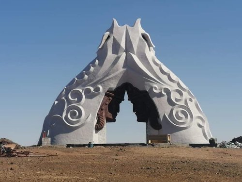 Андлалын хөшөөг нурааж байна