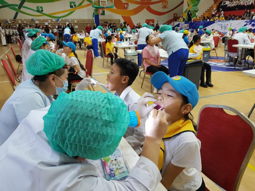 Хүүхдийн шүдний аяныг зохион байгуулж байна