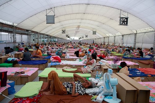 COVID-19: Тайландын өвчтөнүүд эмнэлэгт завхай үдэшлэг зохион байгуулжээ