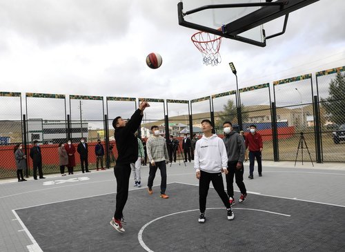 ХААН Банк Төв аймагт 3х3 сагсан бөмбөгийн талбай байгуулж өглөө