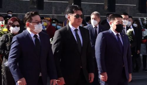 Хэлмэгдэгсдийн дурсгалыг хүндэтгэн цэцэг өргөж байна