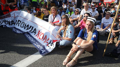 Польш: Эмч нар эсэргүүцэл илэрхийлж, Засгийн газрын ордны өмнө майхан босгожээ