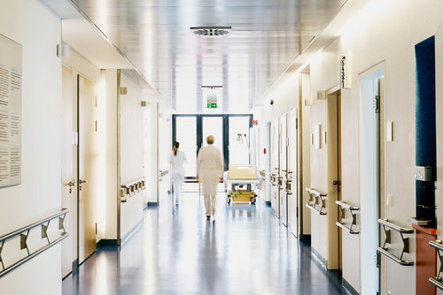 Вакцин тариулаагүй эмч нар олноор халагдаж, эх барих эмчгүй болжээ