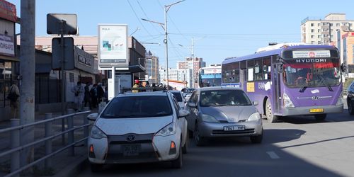 Автобусны буудал дээр машин зогссон  мэдээллийг E-police аппликэйшнд илгээгээрэй