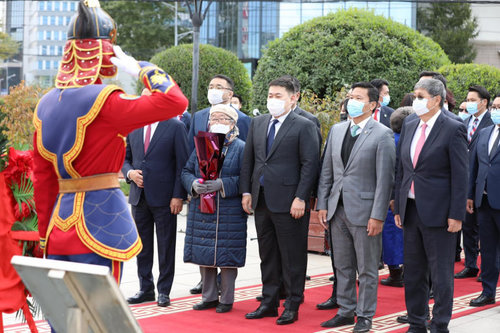 Маршал Ю.Цэдэнбалын хөшөөнд цэцэг өргөж, хүндэтгэл үзүүллээ