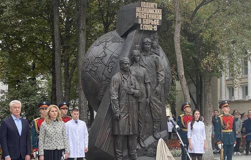 COVID-19-тэй тэмцэж буй эмч нарт зориулан хөшөө босгожээ