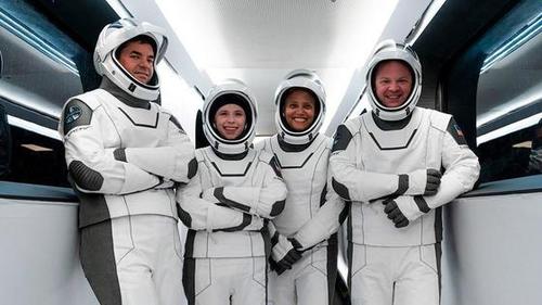 Анхны жуулчдын сансрын хөлөг дэлхийд газардлаа