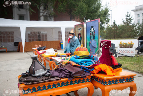 ФОТО: Музейн үзмэрүүд гадаалжээ