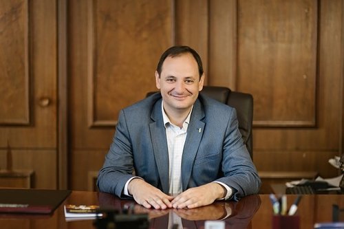 Ажилтнуудаа 100 хувь вакцинд хамруулсан сургуульд шагнал амлав 