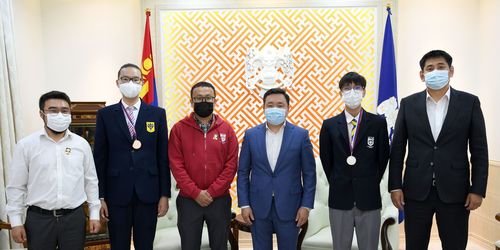Олон улсын химийн олимпиадаас медаль хүртсэн сурагчдыг шагналаа