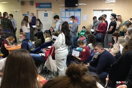 Пермь: Халдлагын хохирогчдод туслахаар иргэд олноороо цусаа хандивлаж байна