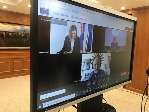 Олон улсын Үндсэн хуулийн хяналтын шүүхийнхэн цахимаар хуралдав