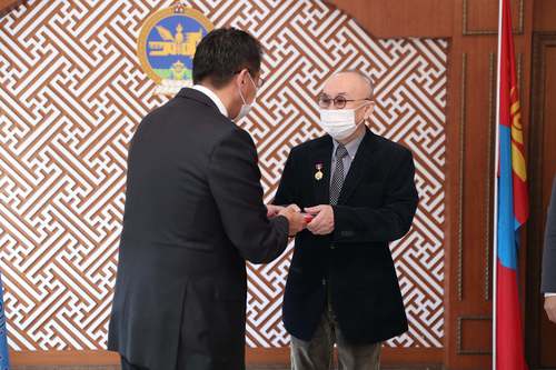 С.Батыг Шинжлэх ухааны гавьяат ажилтан цол, тэмдгээр шагнав