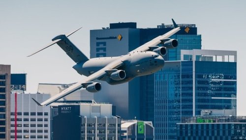 ВИДЕО: Цэргийн онгоц өндөр барилга дундуур нисчээ