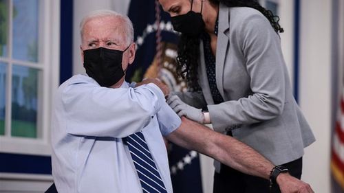 COVID-19: Жо Байден вакцины нэмэлт тун тариулжээ