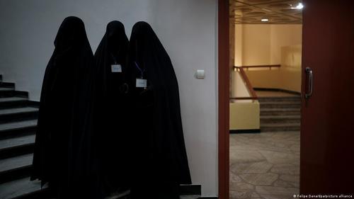 Афганистан: Эмэгтэйчүүд сурах эрхгүй болж, харгис шийтгэлүүд эргэн нэвтрэв