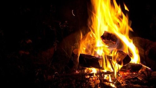 Конгод найман эмэгтэйг амьдаар нь шатаажээ