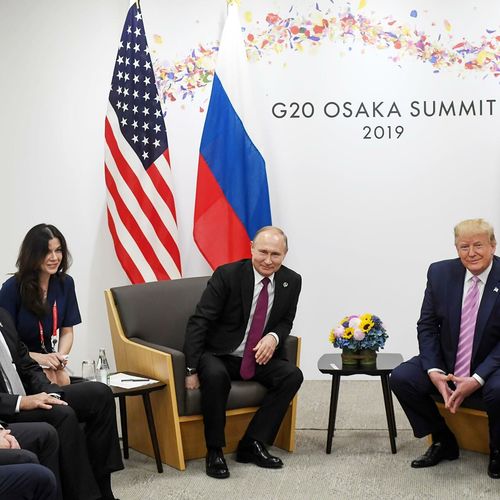 Путин Трамптай уулзахдаа анхаарлыг нь сарниулах гэж царайлаг орчуулагч сонгосон гэв