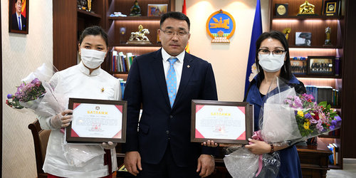 Нийслэлийн шилдэг багш нарт түрээслээд өмчлөх орон сууцны батламж гардуулжээ