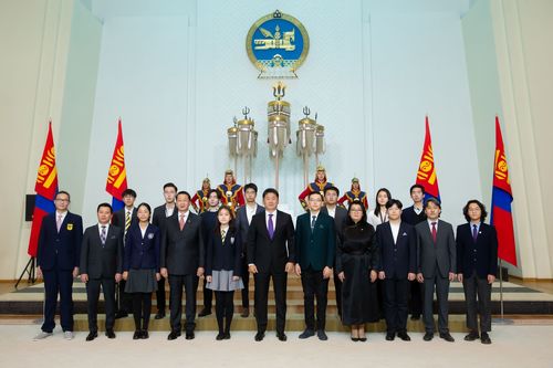 Олон улсын олимпиадад амжилттай оролцсон сурагчид Ерөнхийлөгчийн нэрэмжит шагнал хүртлээ