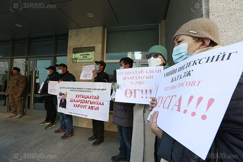 Барилгачид үнийн өсөлтийн зөрүүг төсөвт суулгаж өгөхийг шаардан жагсаж байна