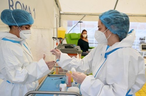 Вакцин тариулаагүй эмнэлгийн ажилтнууд ажлаасаа чөлөөлөгджээ