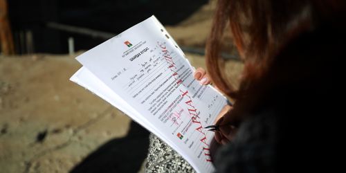 Явган хүний зам хааж хашаа татсан барилгын компанид шаардах хуудас хүргүүлжээ