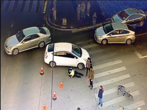 ВИДЕО: Согтуу жолооч цагдаагийн албан хаагчийг мөргөж гэмтээжээ