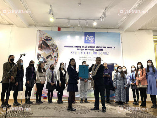 Монгол хүүхдүүд НҮБ-ын дүрмийг Монгол уран бичгээр бичжээ