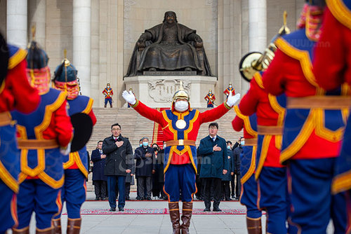 ФОТО: Нийслэлийн тугийг мандуулж,