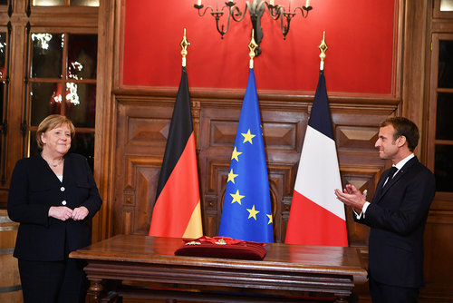 Ангела Меркель Францын төрийн дээд шагнал хүртжээ