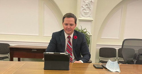 Ажлын байран дээрээ архи уусан Канадын сайд огцрох хүсэлтээ гаргажээ