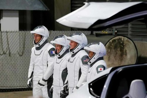 Crew Dragon хөлгийнхөн дэлхийд газардлаа