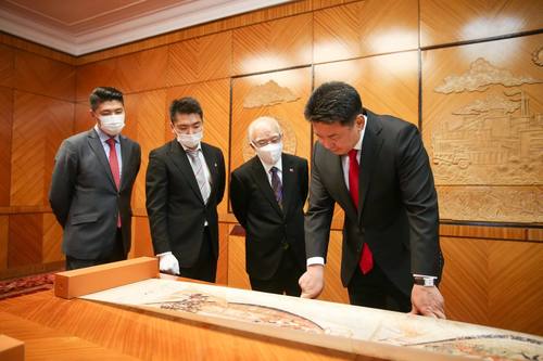 Чингис хааны “Гэрэгэ”-ний А хуулбарыг Ерөнхийлөгчид хүлээлгэн өгөв