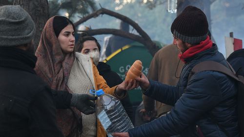 Цагаачдын хямрал: Хил дээрх цагаачдад Улаан загалмайн нийгэмлэг тусалж байна