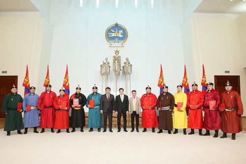 Есөн бөхөд улсын цол, дөрвөн бөхөд чимэг олголоо