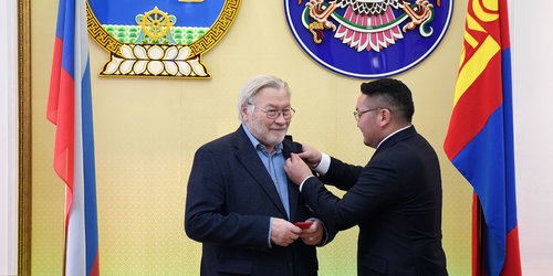 Монгол, ОХУ-ын 100 жилийн ойг тохиолдуулан нэр бүхий иргэдийг шагнажээ