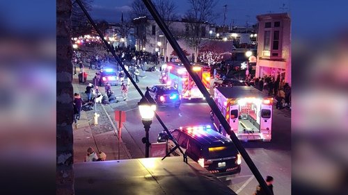 Зул сарын парадын үеэр хүмүүс рүү машин дайрч, таван хүн амиа алджээ