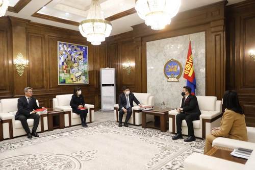 Дөрвөн сайд таван хуулийн төсөл өргөн барилаа