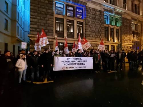 Турк: Үндэсний валютын ханш унасанд Засгийн газрыг буруутган жагсав