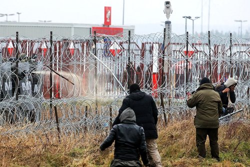 Цагаачдын хямрал: Дүрвэгсэд Польшийн төрийн дуулал дор хил рүү дайрчээ