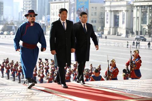 Сүхбаатарын хөшөөнд цэцэг өргөж, Чингисийн хөшөөнд хүндэтгэл үзүүллээ