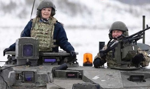 Британийн Гадаад хэргийн сайд Эстонид танкаар зугаацав