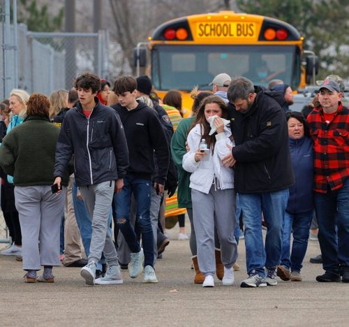 АНУ: Зэвсэглэсэн сурагч сургууль руу халдаж, гурван хүүхэд амиа алджээ