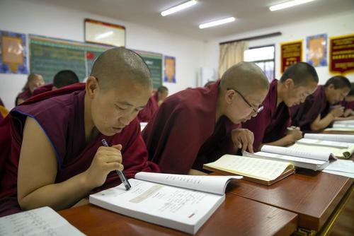 БНХАУ: 2025 он гэхэд иргэдийн 85 хувь нь мандарин аялгаар ярина