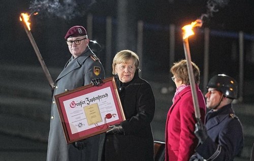 Панк рок дуугаар Меркелийг үдэв