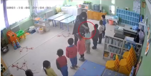 Дөрвөн настай хүүхдийг зодсон цэцэрлэгийн багшийг шалгаж эхэллээ